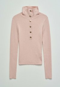 Lichtroze geribbelde trui met lange mouwen, een hoge kraag en vijf gouden decoratieve knopen op de voorbies.