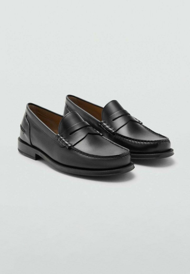 Schwarze Lederloafers mit glatter Oberfläche, die einen genähten Akzent über dem Spann aufweisen, sowie einer flachen, niedrigen Gummisohle.