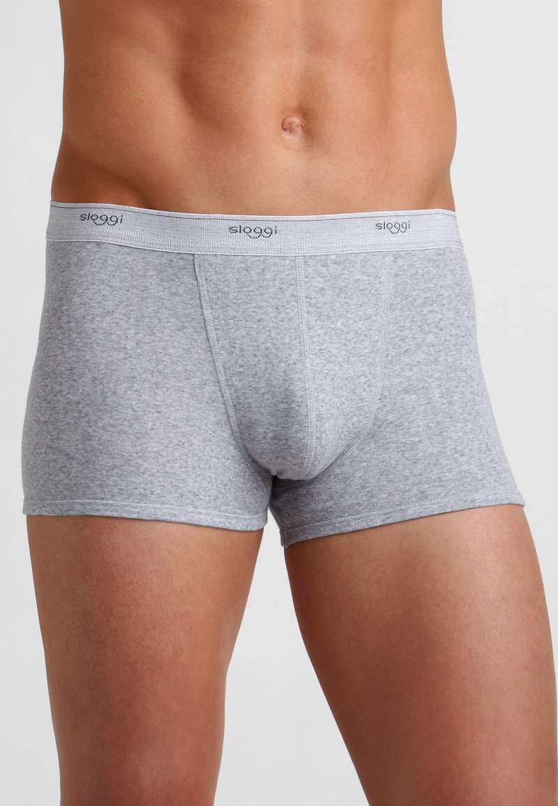 Boxer in cotone grigio con una morbida fascia elastica che presenta il nome del marchio. Il tessuto ha una sottile texture e un design aderente.
