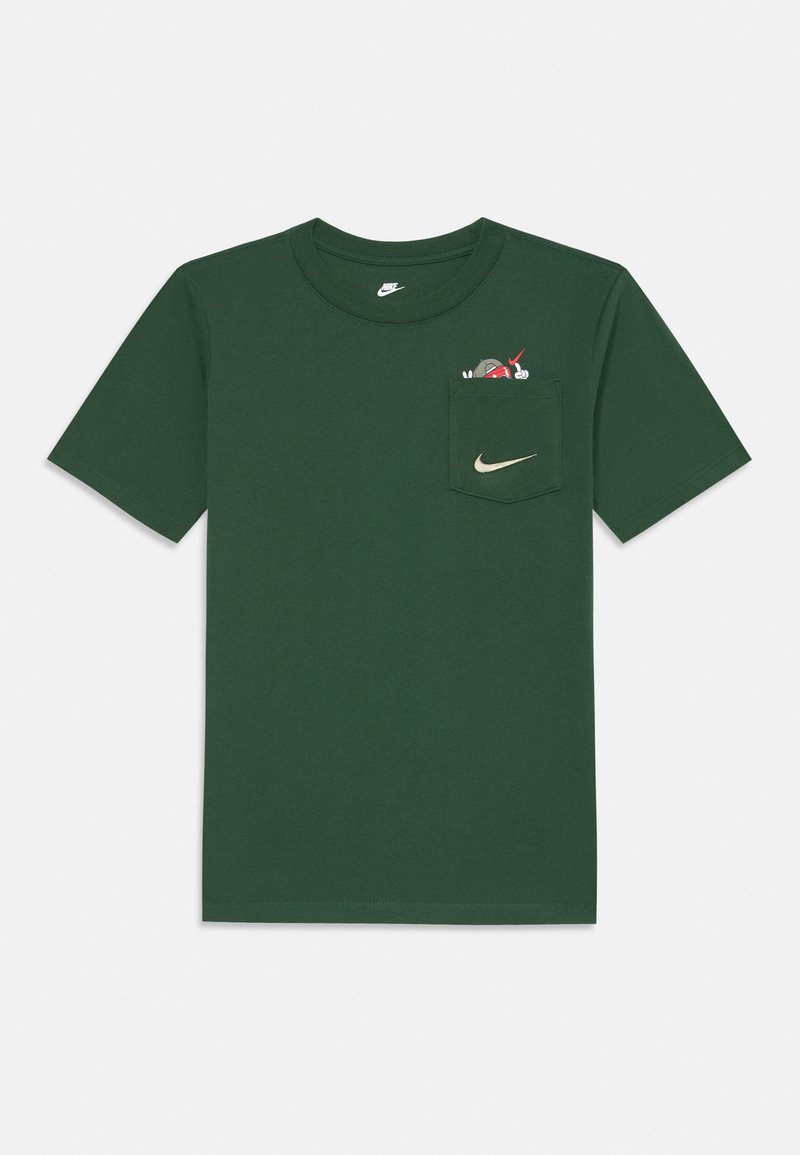 Camisa de algodón verde con cuello redondo, mangas cortas y un bolsillo en el frente. Presenta un pequeño gráfico y un logo dorado de Nike en el bolsillo.