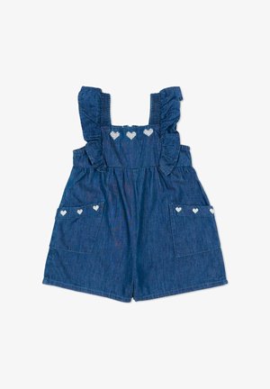 Vestito da bambino senza maniche in denim blu con spalline arricciate, tasche frontali e cuori ricamati bianchi sul petto e ai bordi delle tasche.
