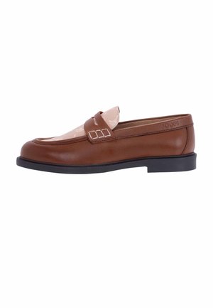 Mocassin en cuir marron avec une bride beige clair à motif et une semelle noire, vue de côté sur fond blanc.