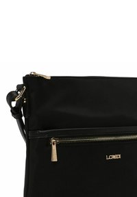 Borsa a tracolla nera in nylon con hardware color oro, chiusura superiore con zip e tasca frontale con zip. Presenta un dettaglio del logo sul fronte.