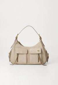 Torba iz semiša v svetlo bež barvi s sprednjima dvema žepoma, zlate kovinske opreme, ukrivljeno zgornjo ročico in dodanimi frufruji ob straneh. Gladek ovoj.