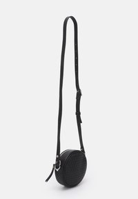 Černá kulatá crossbody taška s tkanou texturou, kožený materiál, nastavitelné poutko a stříbrné kování, se zapínáním na zip.