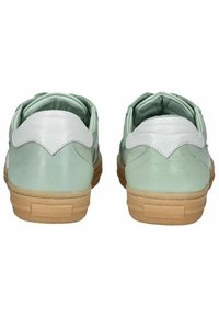 Sneakers in pelle verde chiaro con accenti bianchi, design con retro arrotondato e suole in gomma beige. Materiale testurizzato e dettagli di cucitura visibili.