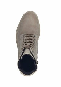Bottine chevron clair en cuir, avec un bout arrondi, un laçage à l'avant et une fermeture éclair sur le côté pour un accès facile. Doublure intérieure en tissu noir doux.