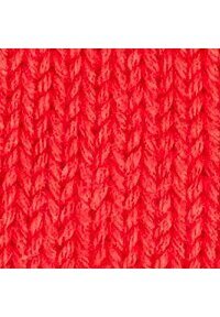 Rote gestrickte Textur mit einem dicken, geflochtenen Muster, das weich und dick aussieht und einen leichten Glanz hat.
