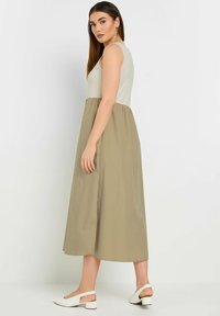 Beiges ärmelloses Kleid mit einem figurbetonten Oberteil und einem fließenden khakifarbenen Rock, der eine glatte Textur, einen knielangen Saum und einfarbige Farben aufweist.