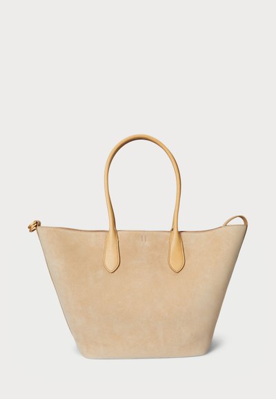 Borsa tote in suede beige con manici in pelle liscia, dalla forma spaziosa e con dettagli di cucitura minimi, caratterizzata da un design a bocca aperta.