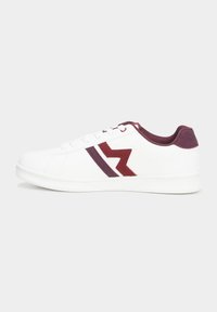 Sneaker bianco con accenti e logo color bordeaux, realizzata in un materiale simile alla pelle liscio, punta arrotondata e suola piatta con tallone testurizzato.