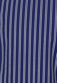 Tessuto blu navy con strisce verticali bianche distanziate uniformemente che creano un classico motivo a righe.
