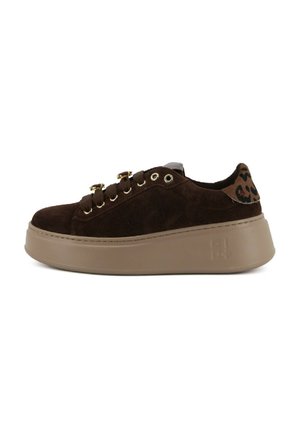 Sneakers platform in suede marrone con suola curva, occhielli dorati e dettagli in stampa leopardata sul tallone. Superficie testurizzata e punta arrotondata.