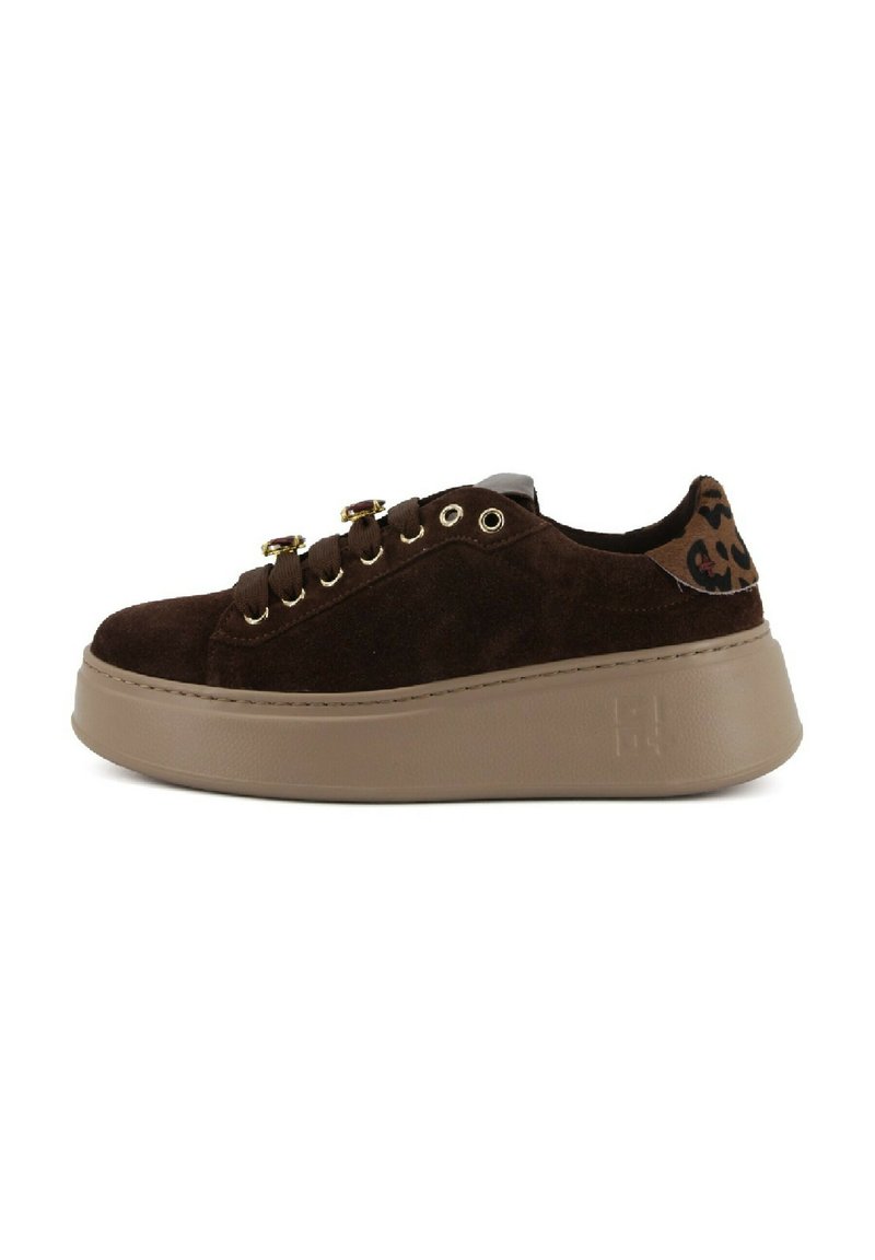 Sneakers platform in suede marrone con suola curva, occhielli dorati e dettagli in stampa leopardata sul tallone. Superficie testurizzata e punta arrotondata.