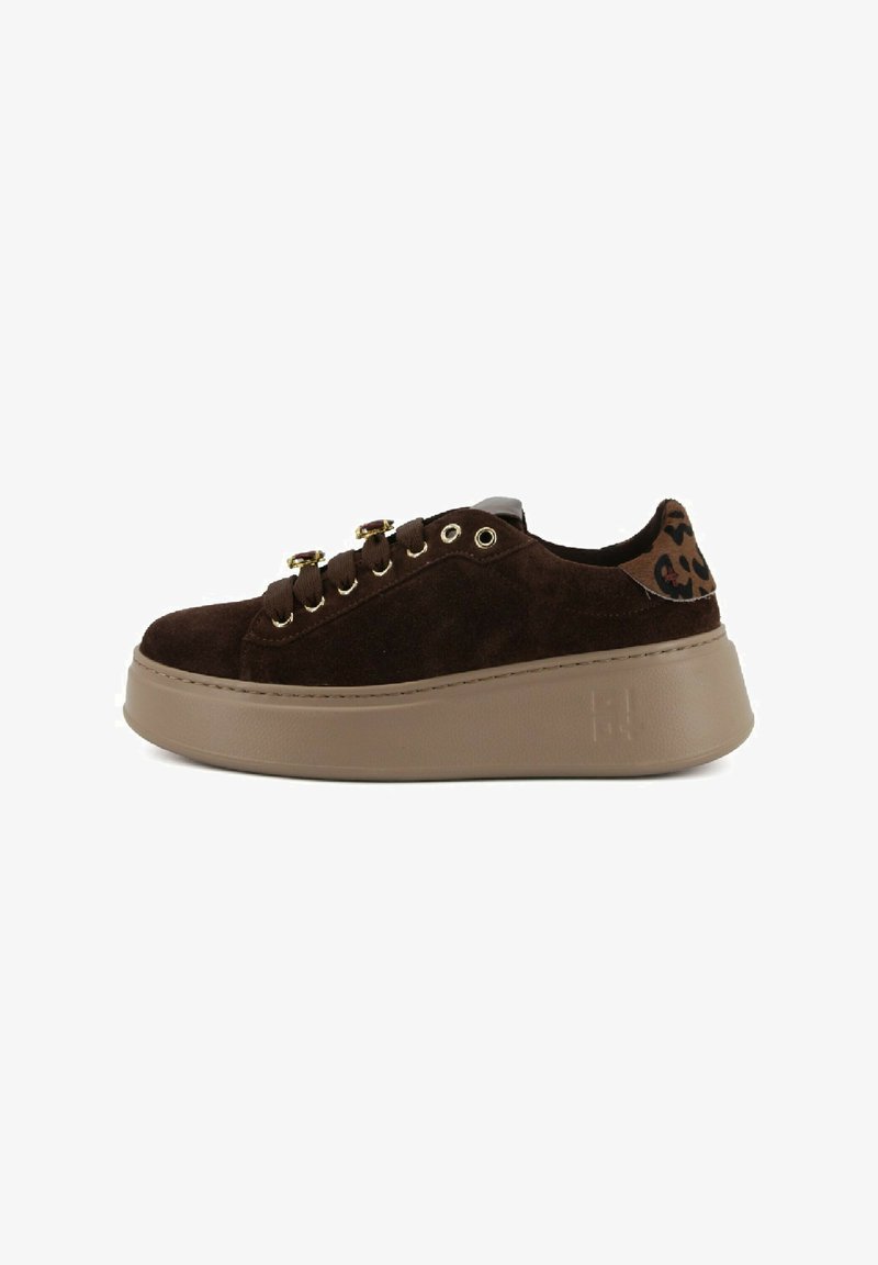 Sneakers platform in suede marrone con suola curva, occhielli dorati e dettagli in stampa leopardata sul tallone. Superficie testurizzata e punta arrotondata.