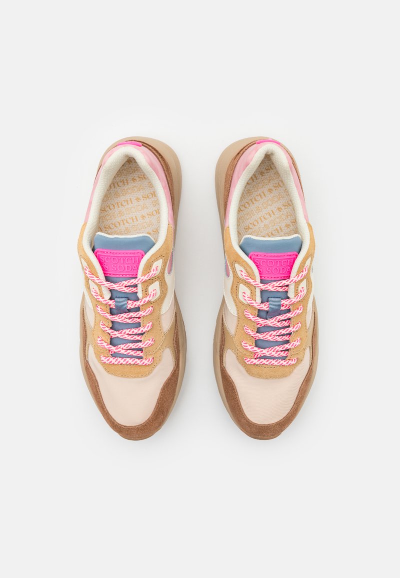 Beige sneaker met roze en blauwe accenten, gestructureerd suede en gladde stof, ronde neus en patroon veters. Merknaam op de tong.