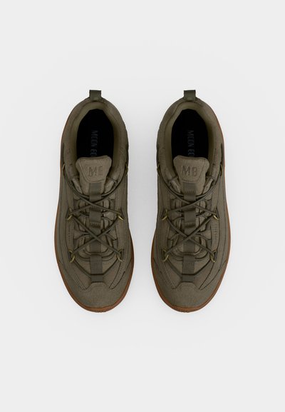 Paire de baskets vert olive avec semelles marron, lacets à l'avant, et "MB" embossé sur la languette, vue de dessus sur fond blanc.