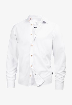 Hvid langærmet skjorte med knaplukning i bomuldsstof. Har brune knapper, en klassisk krave og et lille logo ved kanten.