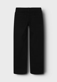Vaqueros negros de mezclilla, con un diseño de pierna recta, dos bolsillos traseros y pasadores para cinturón; estilo minimalista sin herrajes visibles.