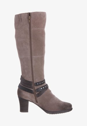 Zamszowe kozaki do kolan w odcieniu taupe, z bocznym zamkiem błyskawicznym, dwiema czarnymi paskami z srebrnymi ćwiekami oraz fakturowanym obcasem, zapewniającym przyczepność.