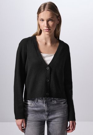Schwarzer Cardigan mit V-Ausschnitt, Knopfverschluss und gerippten Bündchen. Hergestellt aus einem weicheren Stoff mit leicht strukturiertem Finish.