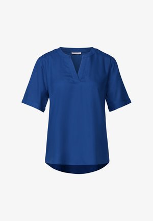 Niebieska bluzka z krótkim rękawem, wykończona dekoltem w kształcie litery V i miękką, gładką teksturą. Posiada lekko zaokrąglony dół i podwinięte rękawy, co zapewnia swobodny krój.