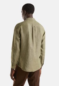 United Colors of Benetton BASIC - BOX PLEAT ON THE BACK CARTELLA OLD COLOUR REGULAR FIT - Camisa - green