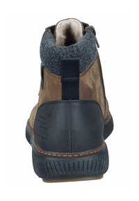 Bota de cuero marrón hasta el tobillo con puño de textil gris, cierre de cremallera y suela de goma negra texturizada. Presenta una marca en el talón.