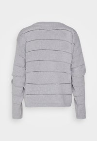 Pull en maille gris avec des rayures horizontales et des détails ajourés. Coupe décontractée, manches longues et col rond avec une finition texturée.