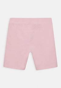 Calções de algodão rosa claro com uma textura suave, corte reto e cintura elástica. Sem padrões visíveis ou detalhes de ferragens.