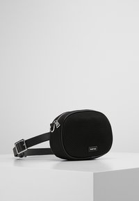 Zwarte schoudertas van mesh materiaal, ovale vorm, zilverkleurige hardware en een verstelbare schouderband, met een ritssluiting en een logoaccent.