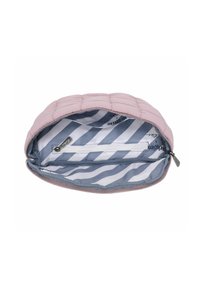 Bolso acolchado rosa con forro a rayas gris y blanco, que cuenta con un cierre de cremallera y un compartimento interno con cremallera para organización.