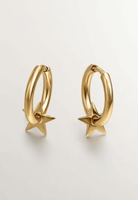 Pendientes de aro de oro con un acabado suave y pulido, que cuentan con un acento en forma de estrella colgando de cada aro.