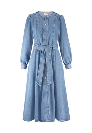 Hellblaues langärmliges Jeanskleid mit vorderen Knöpfen, passendem Stoffgürtel, Puffärmeln und rundem Halsausschnitt.