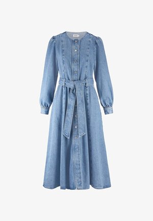 Lichtblauwe denimjurk met lange mouwen, knopen aan de voorkant, een bijpassende stoffen riem, opgeblazen mouwen en een ronde halslijn.
