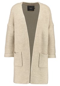 Béžový pletený cardigan s volným střihem, otevřeným předním dílem, krátkými rukávy a dvěma předními kapsami. Texturovaná látka s měkkým vzhledem.