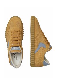 Sneaker in suede e mesh color sabbia con accenti azzurri, lacci tondi e suola in gomma testurizzata con righe per una buona aderenza.