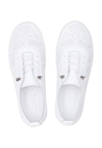 Weiße perforierte Schuhe mit leichtem Design, runder Zehenform, Schnürverschluss und strukturiertem Gummisohle. Silberne Hardware-Akzente an den Seiten.