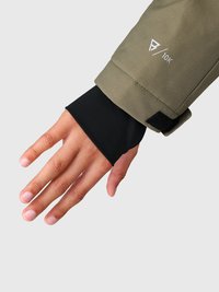 Puño de chaqueta resistente al agua en verde oliva con una capa interior negra. Presenta un logo y un cierre de velcro, mostrando un diseño elegante y ajustado.