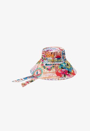 Kleurrijke bucket hat met brede rand en bandjes, met gemengde bloem- en tekstpatronen waaronder het woord „Waikiki“ in vette letters.