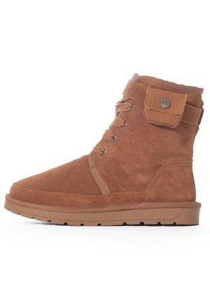 Bruine suède enkelboots met een vetersluiting aan de voorkant, textuur bovenwerk, gevoerde kraag en een rubberen zool met een lichte hak. Bevestigingstab aan de zijkant.
