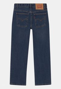 Tmavě modré džíny Levi's rovného střihu zobrazené zezadu, se dvěma zadními kapsami, typickým prošíváním a hnědou nášivkou s logem Levi's na pásku.