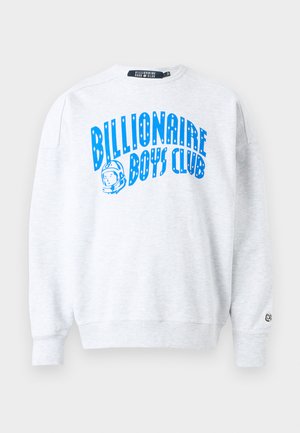 Hall hallipluus kaelusega ja lõdva lõikega. Silmapaistev sinine "Billionaire Boys Club" graafika ja väike logo varrukal. Pehme tekstuur.