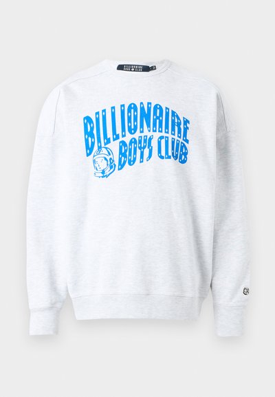 Γκρι φούτερ με στρογγυλή λαιμόκοψη και άνετη εφαρμογή. Φέρει μπλε γραφικό "Billionaire Boys Club" και μικρό λογότυπο στο μανίκι. Μαλακή υφή.