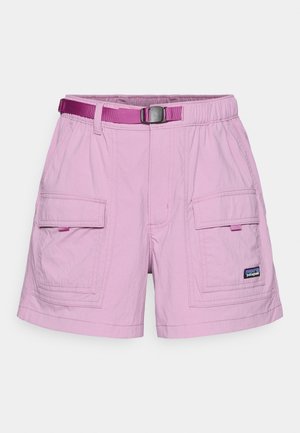 Pantalones cortos de color rosa claro hechos de tela duradera, con dos bolsillos frontales, un acabado texturizado y un cinturón morado contrastante con hebilla.
