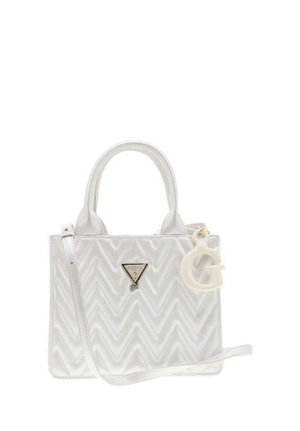 Sac à main matelassé blanc avec des poignées supérieures, une bandoulière, une plaque métallique triangulaire avec logo, et un pendentif perlé en forme de lettre "G" suspendu.