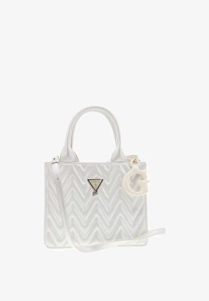 Hvid quiltet håndtaske med topgreb, en skulderrem, en trekantet metalletiket med logo og en hængende perlelignende charm i form af bogstavet "G".