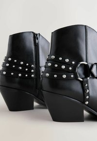 Aulinukai - black leather
