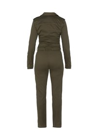 Combinaison vert olive à manches longues, taille cintrée et poches de style utilitaire. Dotée d'un col et d'une texture lisse, semblable à du coton.