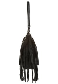 Černá kožená taška s dlouhými, plochými třásněmi, jediným ramenním popruhem a pevným tělem. Povrch je hladký s jemným povrchovým zpracováním.